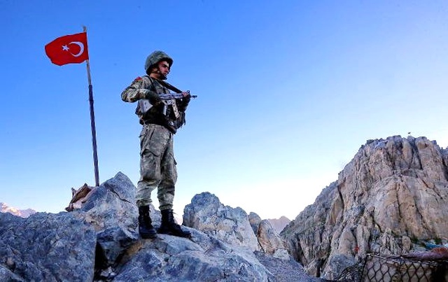 Mehmetçiğin, Oramar Üs Bölgesi'nde Zorlu Nöbet Değişimi