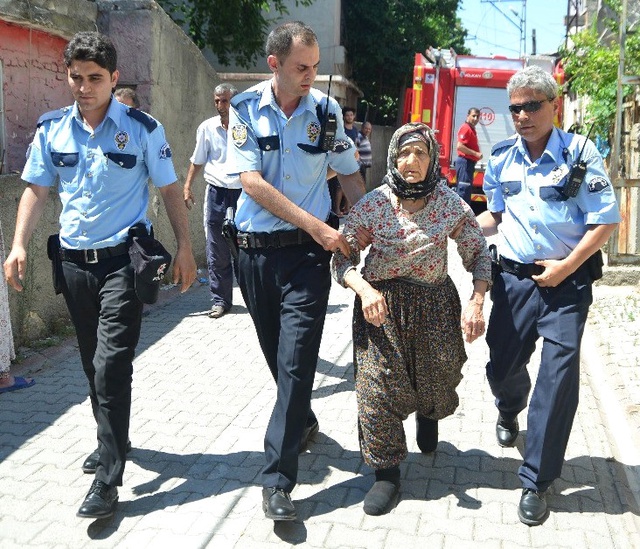 Evinin Damına Çıkıp Yoldan Geçenlere Taş Atan Zekiye Nine Polise de Saldırdı