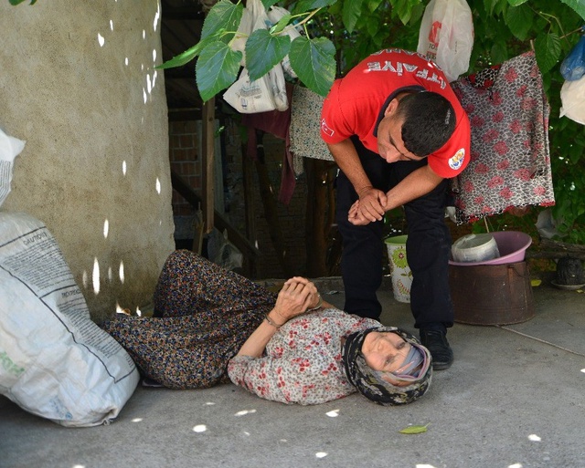 Evinin Damına Çıkıp Yoldan Geçenlere Taş Atan Zekiye Nine Polise de Saldırdı