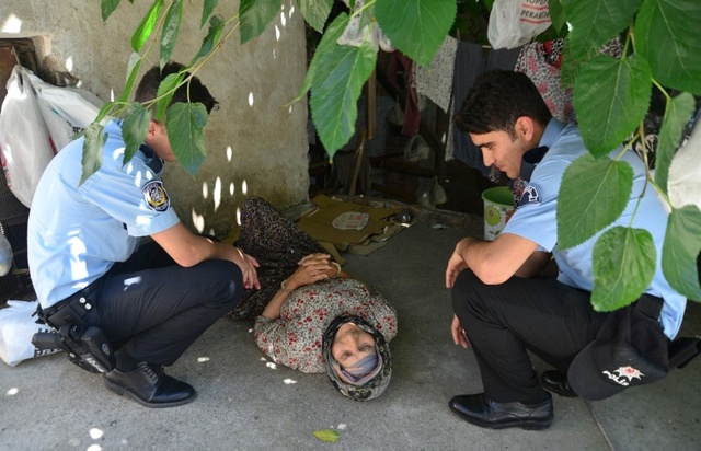 Evinin Damına Çıkıp Yoldan Geçenlere Taş Atan Zekiye Nine Polise de Saldırdı