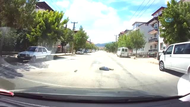 Otomobil Yola Fırlayan Çocuğa İşte Böyle Çarptı!