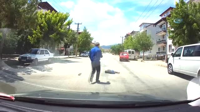 Otomobil Yola Fırlayan Çocuğa İşte Böyle Çarptı!