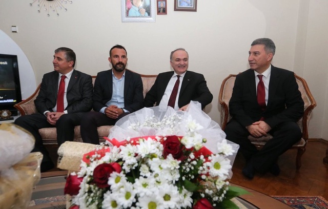 Bakan Özlü Kendisini Takip Eden Gazeteciye Kız İstedi