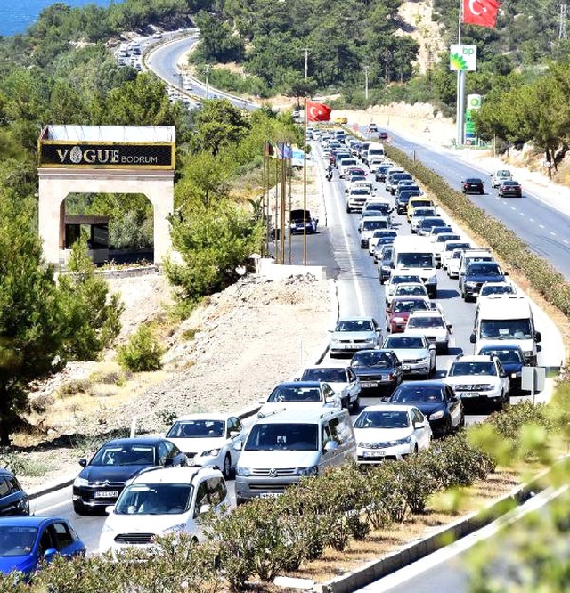 Bodrum Doldu Taştı! İlçeye 3 Günde 220 Bin Araç Giriş Yaptı