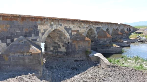Definecilerin Tahrip Ettiği 382 Yıllık Karaz Köprüsü Onarıma Alındı