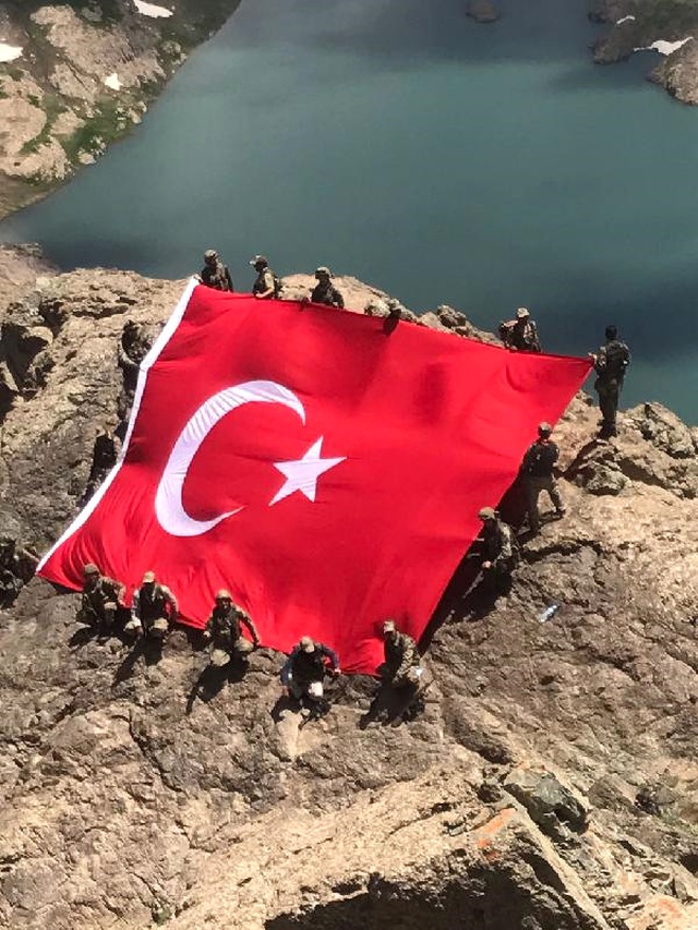 İkiyaka Dağları'nı Teröristlerden Temizleyen Mehmetçik Dev Türk Bayrağı Açtı