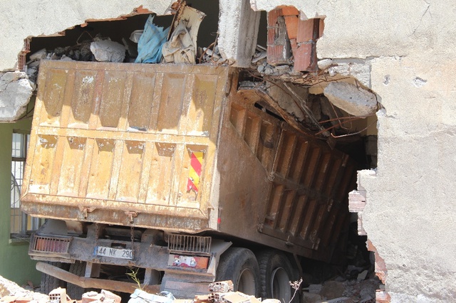 Malatya'da Freni Patlayıp Eve Giren Kamyon 10 Aydır Çıkartılmadı
