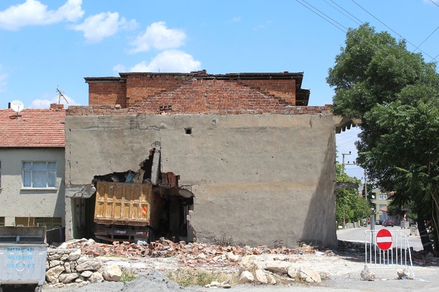 Malatya'da Freni Patlayıp Eve Giren Kamyon 10 Aydır Çıkartılmadı