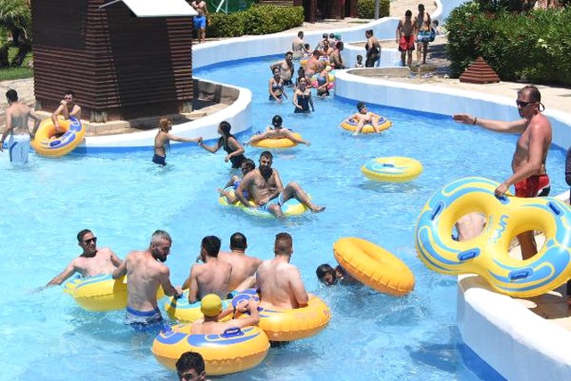 Geç Ama Tam Gelen Yaz İzmirlileri de Vurdu; Kentin Su Parkları Doldu Taştı