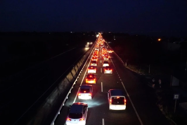 Tatil Dönüşü Tekirdağ'da 50 Kilometreyi Aşan Araç Kuyruğu Oluştu