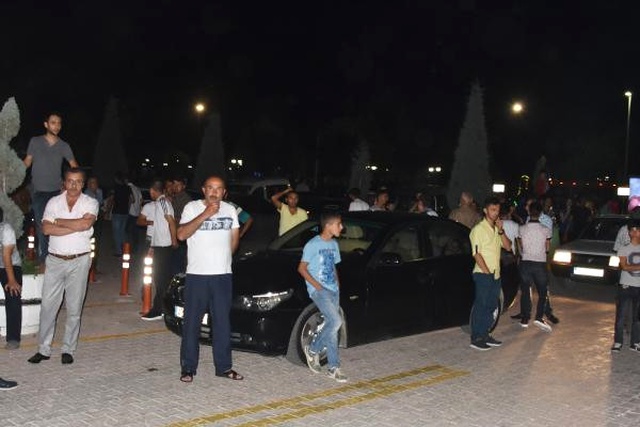 11 Yaşındaki Erkek Çocuğunu Taciz Eden Afgan Şüpheliyi Kalabalığın Elinden Polis Kurtardı