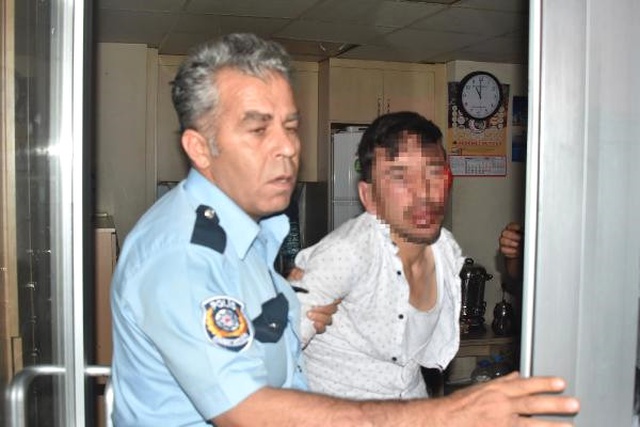 11 Yaşındaki Erkek Çocuğunu Taciz Eden Afgan Şüpheliyi Kalabalığın Elinden Polis Kurtardı