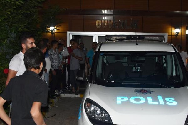 11 Yaşındaki Erkek Çocuğunu Taciz Eden Afgan Şüpheliyi Kalabalığın Elinden Polis Kurtardı