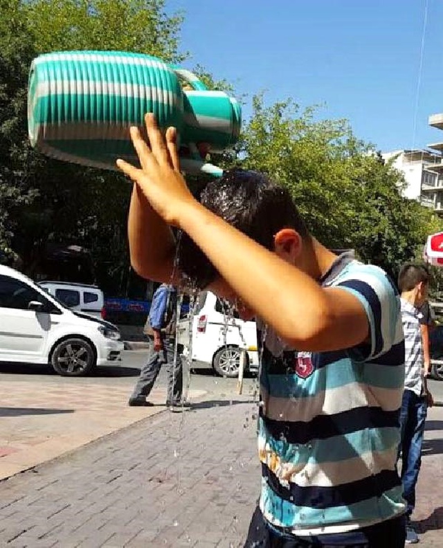 Aşırı Sıcaklardan Bunalan Batmanlılar İlginç Yöntemlere Başvuruyor