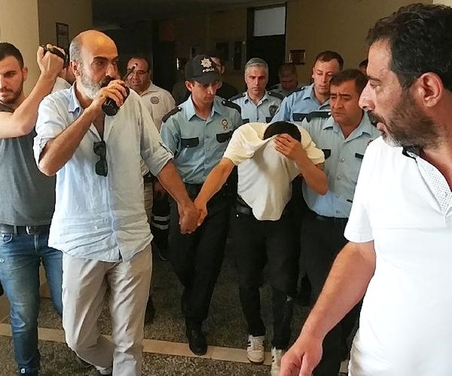 Belediye Binasında Kırık Şişeyi Boğazına Dayayan Vatandaş İntihara Kalkıştı