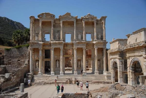 Tartışma Yaratan Fotoğraflara Açıklama Geldi: Efes Değil, Celsus Kütüphanesi Önü