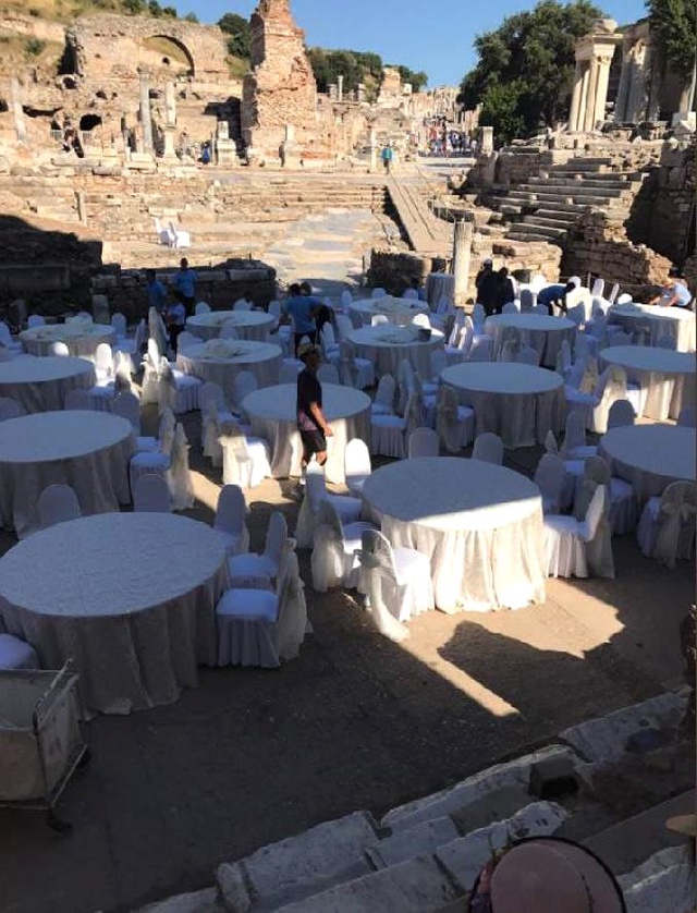 Tartışma Yaratan Fotoğraflara Açıklama Geldi: Efes Değil, Celsus Kütüphanesi Önü