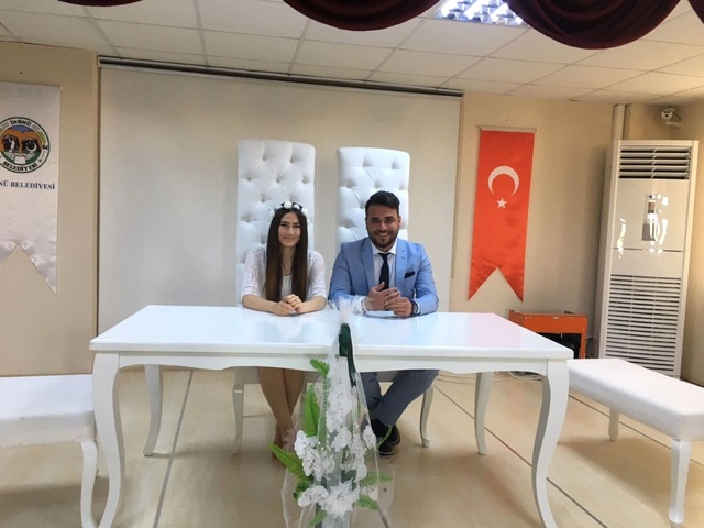 Heyecanlanan Damat, Gelin Yerine Nikâh Şahidini Öptü; <a class='keyword-sd' href='/sosyal-medya/' title='Sosyal Medya'>Sosyal Medya</a> Yıkıldı!