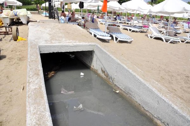 Antalya'nın İncisi Side'den Yüz Kızartan Manzara: Turistler Koku Yüzünden Denize Giremiyor