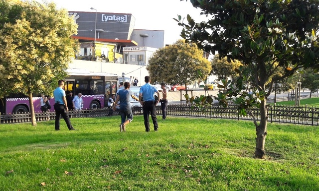 Yenibosna'da Palalı Genç Alarmı! Vatandaşlar Ne Yapacağını Şaşırdı