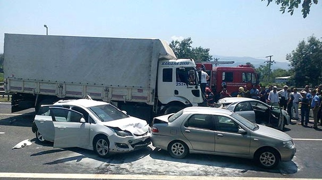 TEM Otoyolu'nda Zincirleme Kaza! Otobüs, Kamyon ve Otomobiller Birbirine Girdi