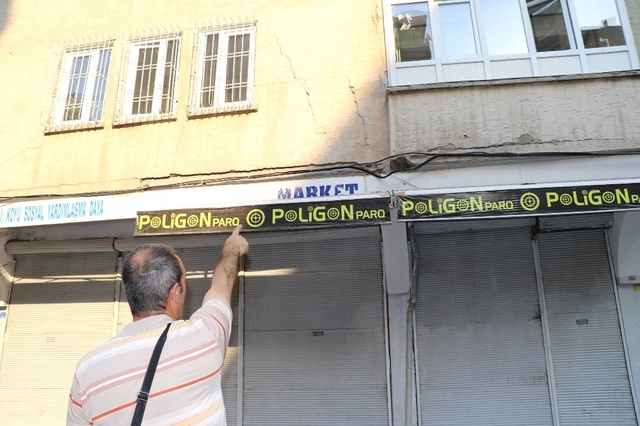 Zabıta Ekipleri, Yıkılma Tehlikesi Bulunan Binanın Kapısını Vatandaşların Üzerine Kilitledi