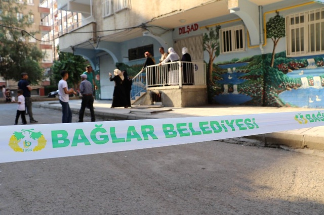 Zabıta Ekipleri, Yıkılma Tehlikesi Bulunan Binanın Kapısını Vatandaşların Üzerine Kilitledi
