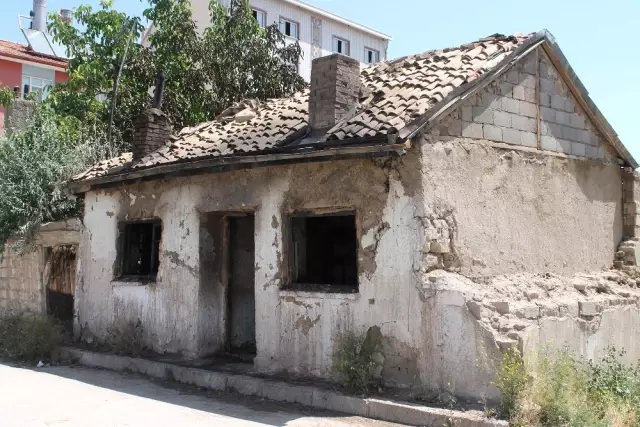 Fuhuş Yapılan Evi Basan Mahalleli İçeridekileri Kovalayıp Evi Ateşe Verdi!