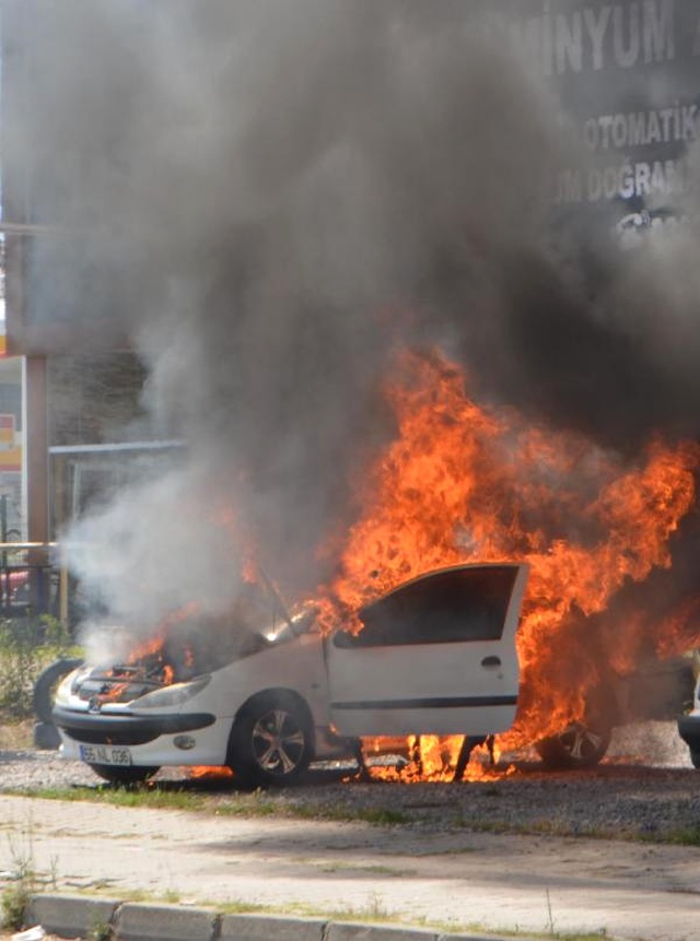 Baba ve Oğlu, Borç Yüzünden Hacizli Olan Otomobillerine Benzin Dökerek Yaktı