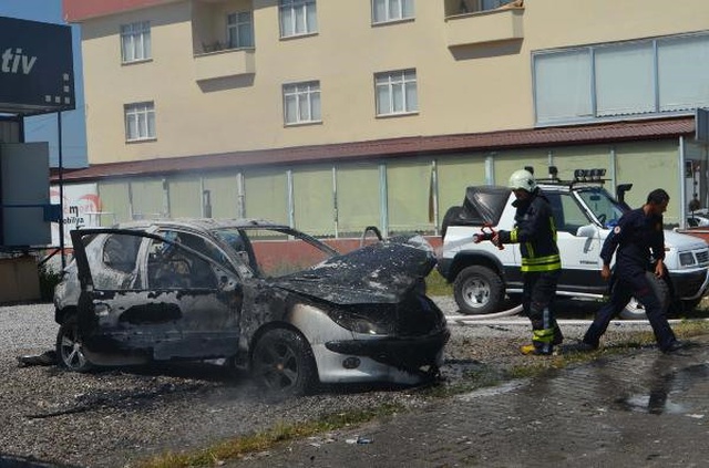 Baba ve Oğlu, Borç Yüzünden Hacizli Olan Otomobillerine Benzin Dökerek Yaktı