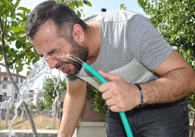 Manisa'da Hava Sıcaklığı 42'yi Gösterdi! Vatandaş Asfaltta Yumurta Pişirdi!