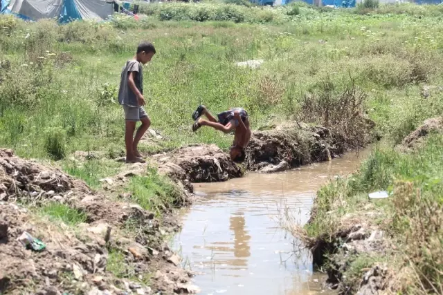 Suriyeli Çocuklar Serinlemek İçin Lağım Sularına Giriyor!