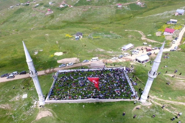 Ne Kubbesi, Ne Çatısı Var! Bu Camide İnsanlar 556 Yıldır Çimeni Seccade Ederek Namaz Kılıyor