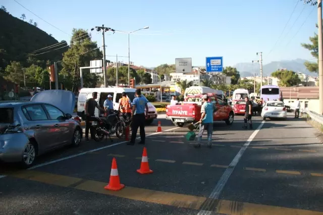 Freni Patlayan Askeri Personel Aracı Işıkta Bekleyen Araçlara Çarptı: 16 Yaralı