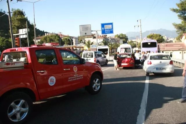 Freni Patlayan Askeri Personel Aracı Işıkta Bekleyen Araçlara Çarptı: 16 Yaralı