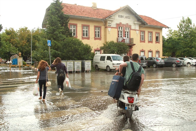 Sıcaklardan Bunalan Vatandaşların Beklediği Yağış Kırklareli'den Yurda Girdi
