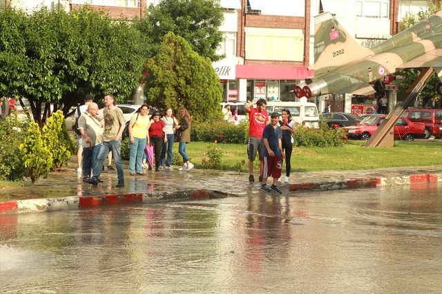 Sıcaklardan Bunalan Vatandaşların Beklediği Yağış Kırklareli'den Yurda Girdi