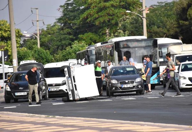 Aracın Kontrolünü Kaybeden Sürücü, 5 Araca Çarparak Takla Attı