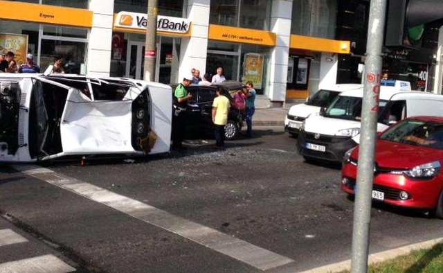 Aracın Kontrolünü Kaybeden Sürücü, 5 Araca Çarparak Takla Attı