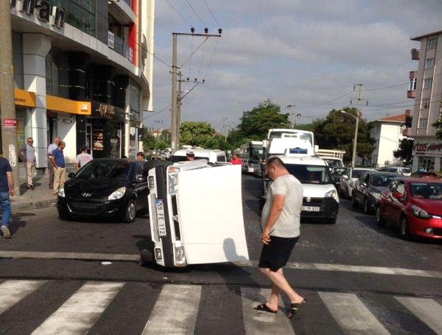 Aracın Kontrolünü Kaybeden Sürücü, 5 Araca Çarparak Takla Attı