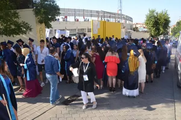 Mezuniyet Töreninde Sıcak Hava Yüzünden Sinirler Gerildi