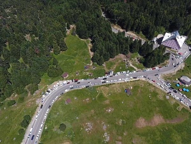 Sıcaklardan Bunalanlar Uludağ'a Akın Etti, Jandarma Drone ile Kontrol Yaptı