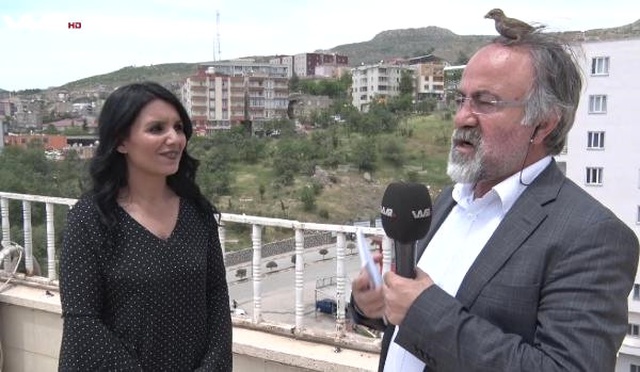 Şırnak'ta Canlı Yayın Yapan Iraklı Muhabirin Başına Kuş Kondu