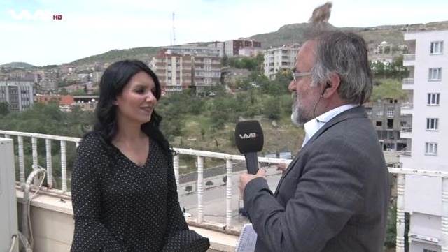 Şırnak'ta Canlı Yayın Yapan Iraklı Muhabirin Başına Kuş Kondu