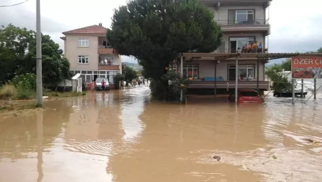 Dere Yatağı Taştı, Beldeye Ulaşım Kapandı