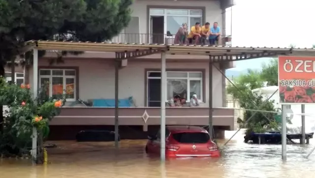 Dere Yatağı Taştı, Beldeye Ulaşım Kapandı