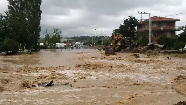 Dere Yatağı Taştı, Beldeye Ulaşım Kapandı