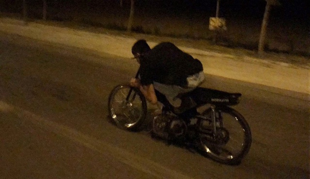 10 Kilometre Yolu Motosiklet Üzerinde Yatarak Gittiler