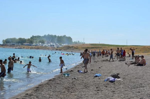 Sıcaklık Artınca Van Gölü Sahilleri Doldu Taştı