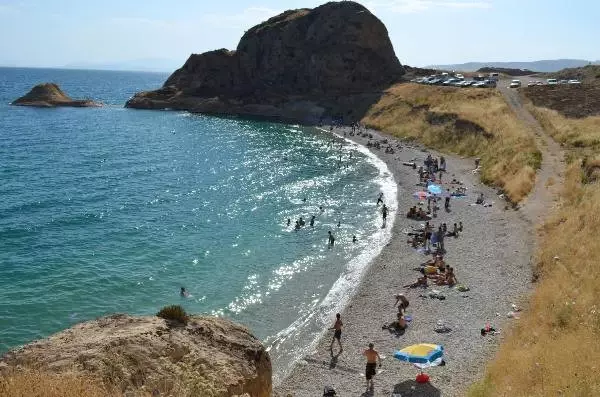 Sıcaklık Artınca Van Gölü Sahilleri Doldu Taştı